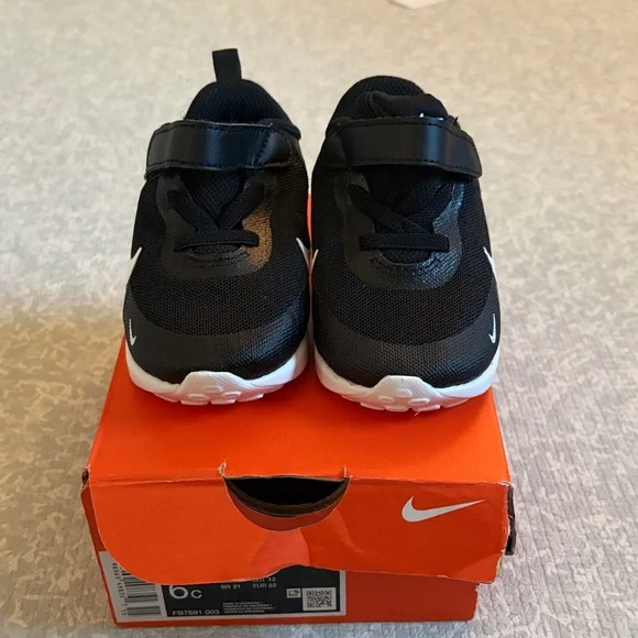 Nike Revolution 7 - Tanjun - Child Black and White Sneakers - size 6c - Like New - Picture 1 of 6